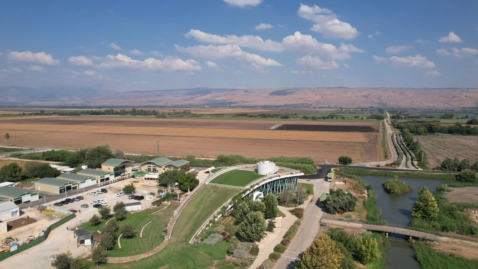מבט אווירי על מרכז המבקרים, עמק החולה ורמת הגולן